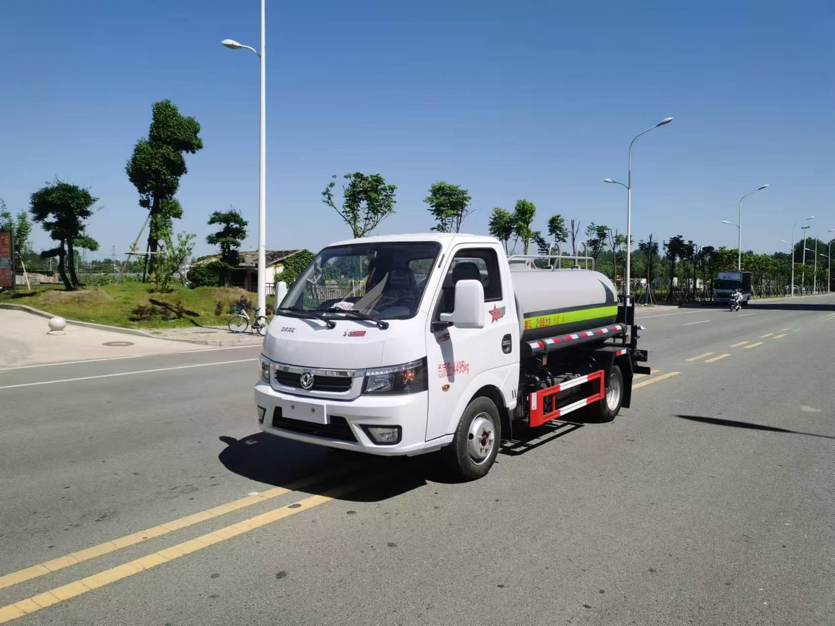 東風途逸3噸灑水車